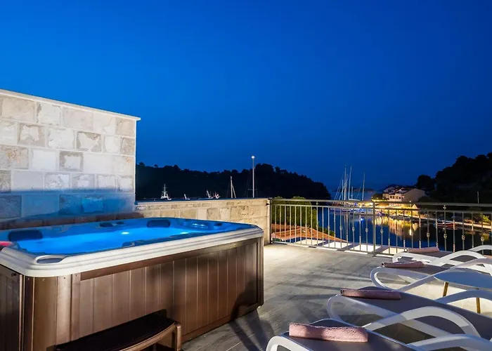 Corallium Lux بومينا