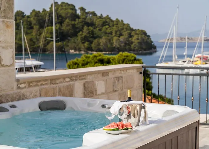 Corallium Lux شقة بومينا